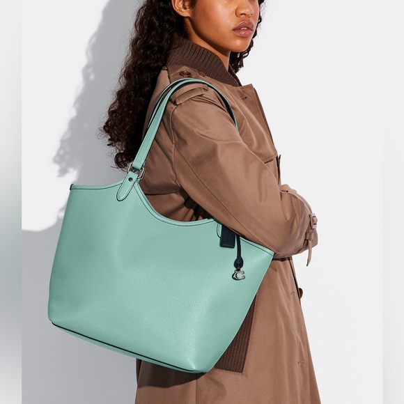 C6337 - Coach Day Tote - Picture 14 of 14